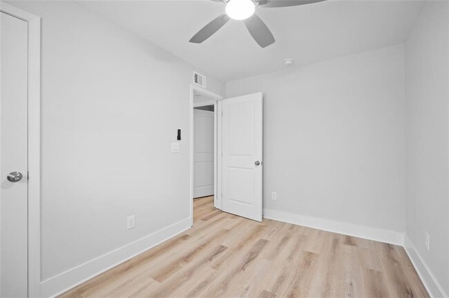 Building Photo - 1060 Oak St SW