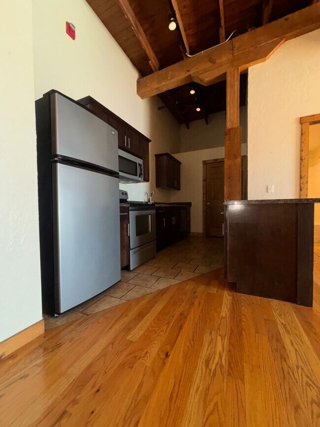Building Photo - Large One Bedroom One bath Loft Apartment available Now!