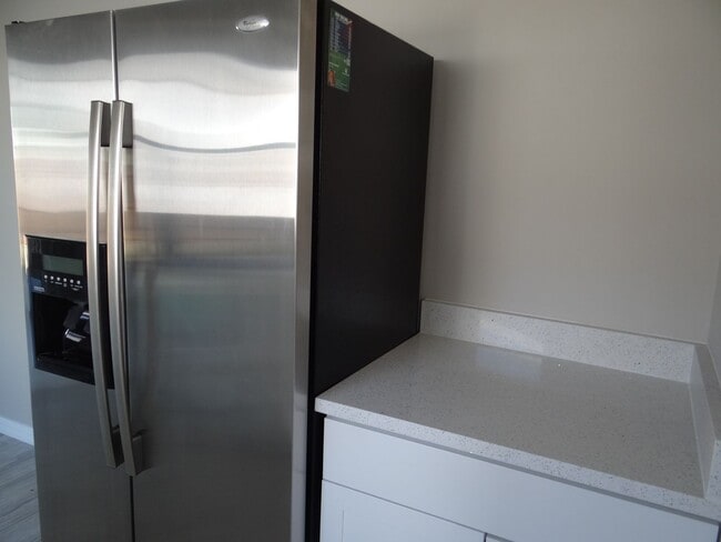 Building Photo - Annual Renovated Duplex 2 bed 1 bath 1 car...