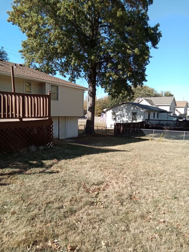 Building Photo - AVAILABLE NOW - Large Newly Renovated Home...