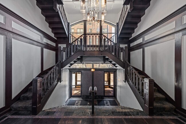 Building Photo - Unique & Extra Spacious Printers Row 1 Bed + Den! Over 900 Sq Ft! Ready for Move In!