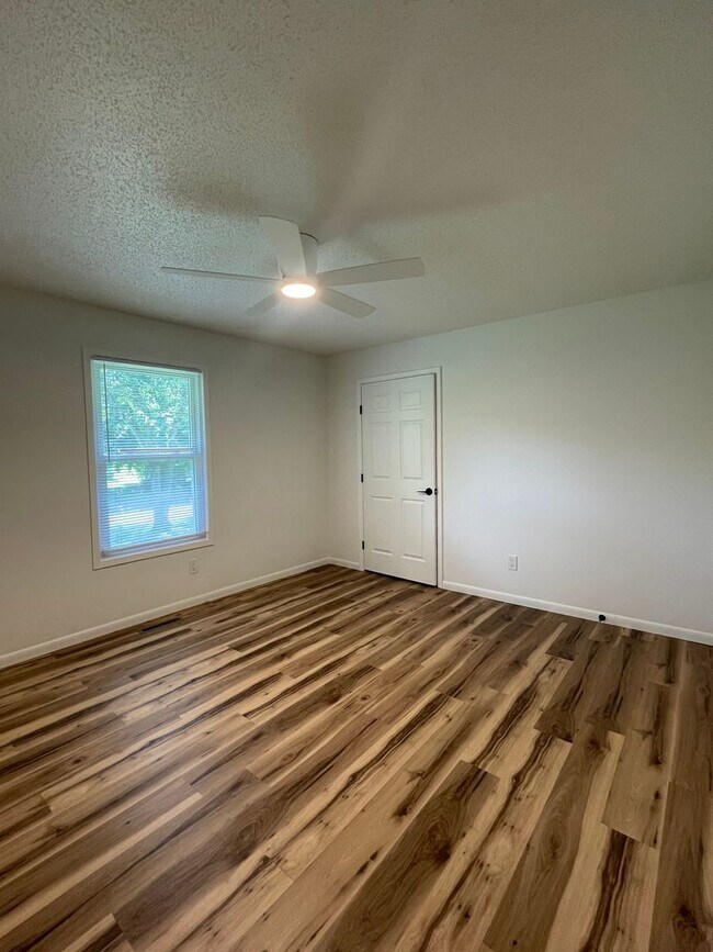 Building Photo - Great Location 3 bedroom 1 bath 1car garage