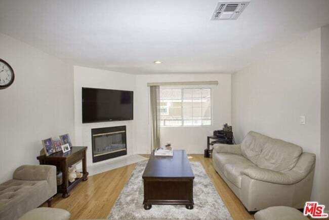 Building Photo - 3556 S Bentley Ave