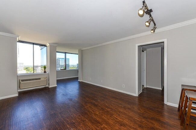 Building Photo - 955 Spring St NW