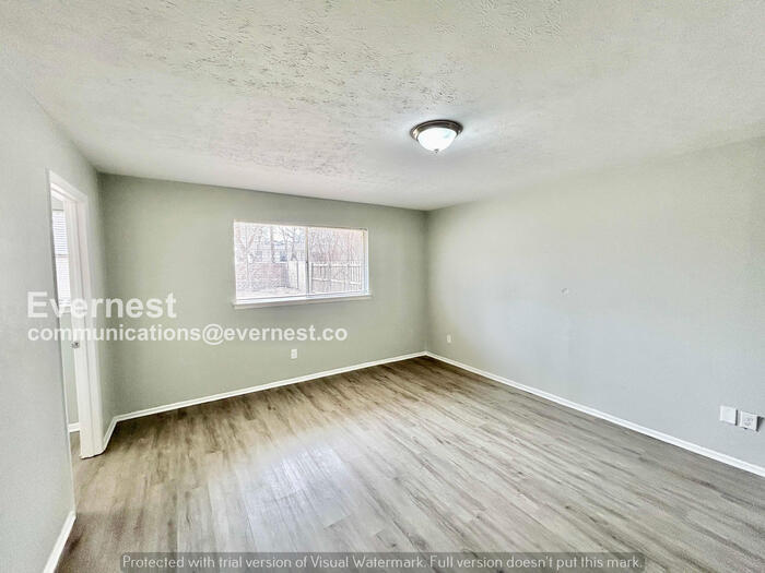 Building Photo - 415 Southlake Dr