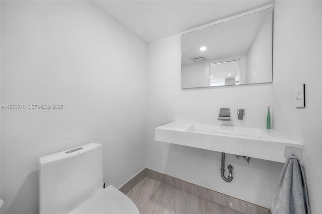 Building Photo - 2655 Collins Ave