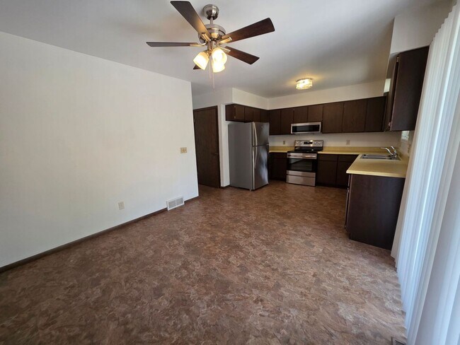 Building Photo - 2 Bed 1 Bath Side By Side Duplex in Port Edwards