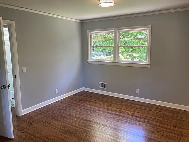 Building Photo - Peaceful home in Forest Acres!