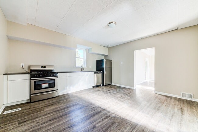 Building Photo - AVAILABLE NOW- 3 BEDROOM, 1.5 BATH HOME!