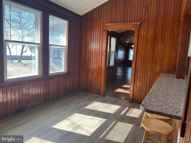 Building Photo - 171 N River Dr