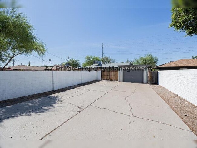 Building Photo - 1808 W Thomas Rd