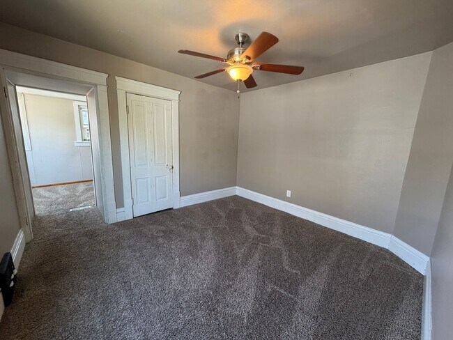 Building Photo - 421 Allyn St