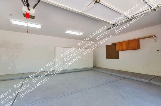 Building Photo - Gorgeous Catalina Home!