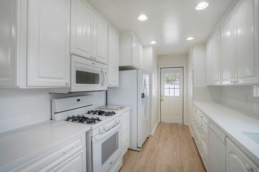 Building Photo - 2511 Meadow Lark Dr
