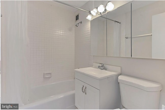 Building Photo - Charming & Spacious One Bedroom at River Place South