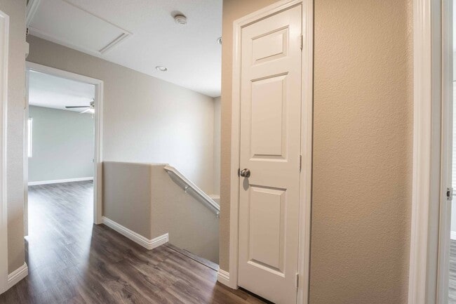 Building Photo - 3 BEDROOM HOUSE WITH OPEN FLOOR PLAN !!
