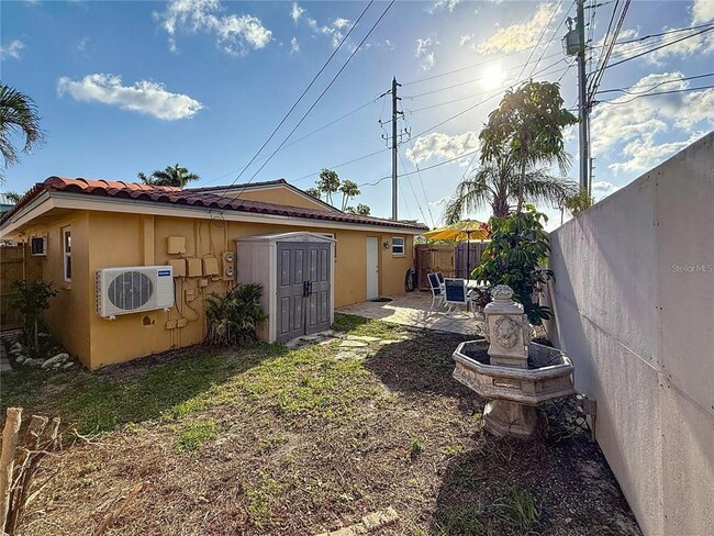 Building Photo - 2600 N Paula Dr