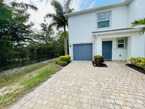 Building Photo - Spacious 3-Bedroom Home in Desirable Naple...