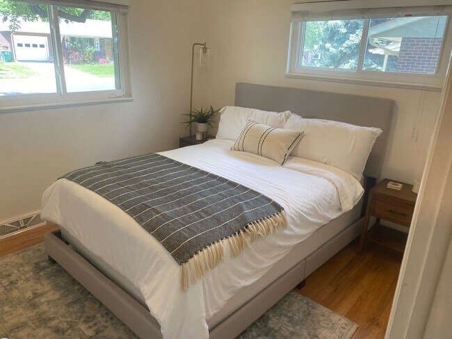 Building Photo - Single Family home half a block from Bible Park.