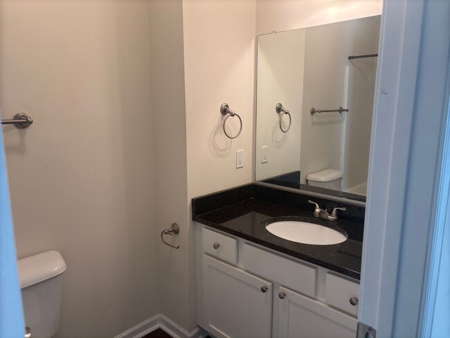 Building Photo - 3 Bedroom Townhouse in Tavern Grove