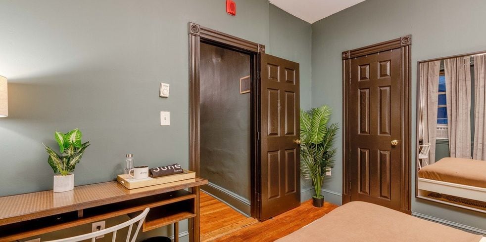 Building Photo - 61 Park Dr