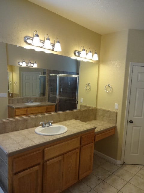 Building Photo - SINGLE STORY, 3 BEDROOM, 2 BATH, 2.5 CAR GARAGE, IN GATED COMMUNITY!