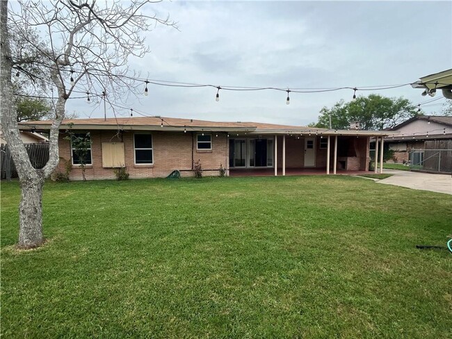 Building Photo - Ranch Style Home with Back Apartment