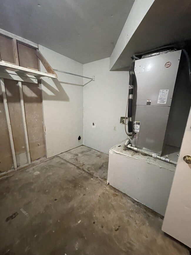 Building Photo - 921 NW Summercrest Blvd