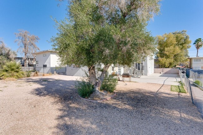 Building Photo - Bright & Spacious 2-Bedroom in the Heart of Las Vegas!