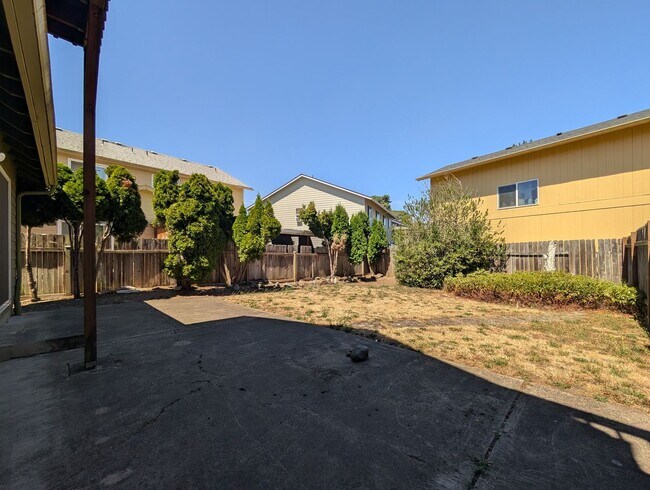 Building Photo - 686 Oakdale Ave