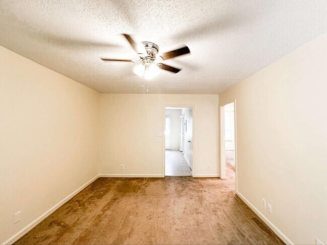 Building Photo - 470 Martha Ln