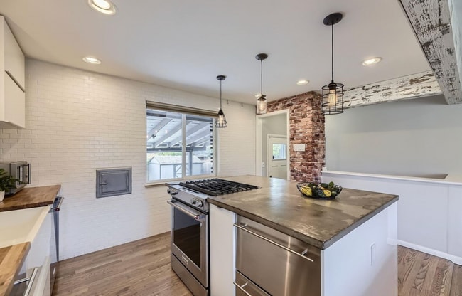 Building Photo - 4760 E Colorado Ave