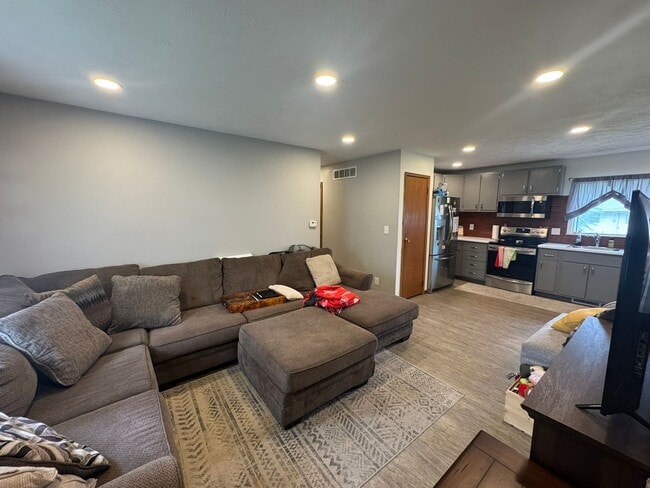 Building Photo - 3 +1 Bed, 1 Bath with attached garage