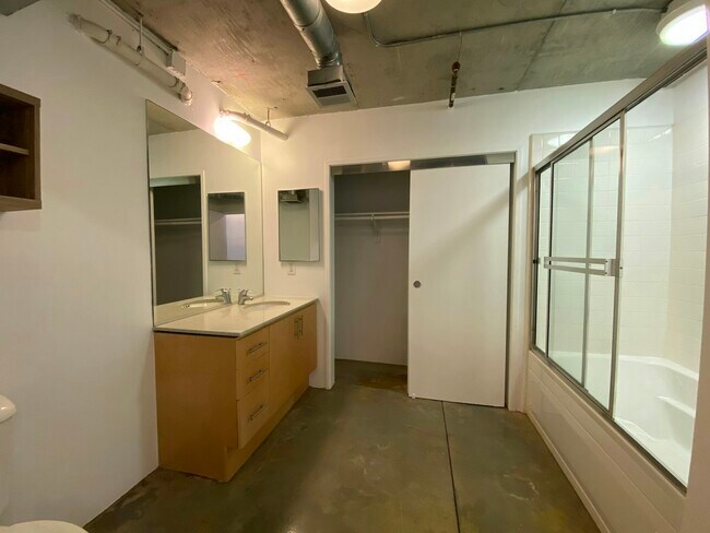 Building Photo - 1130 Flower St