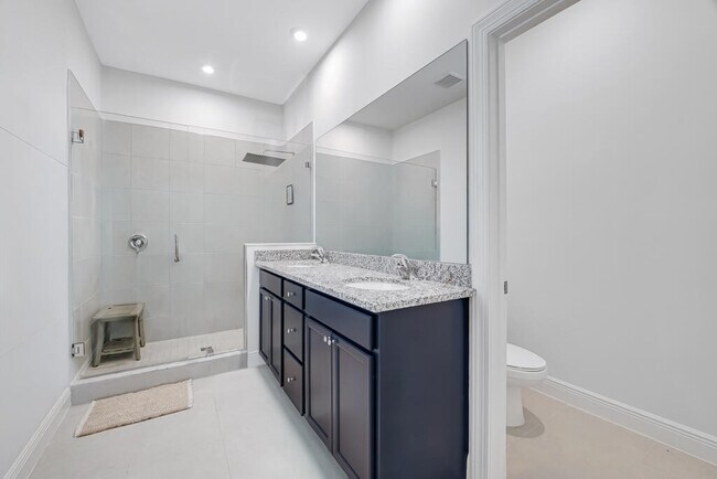 Building Photo - 930 SW Pr Ave