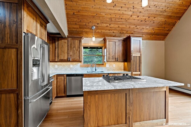 Building Photo - Hillside Retreat