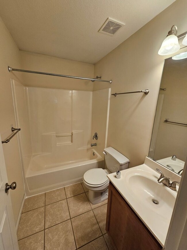 Building Photo - 3 bedroom, 2 bathroom home