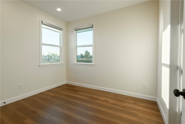 Building Photo - 5922 Encinita Ave