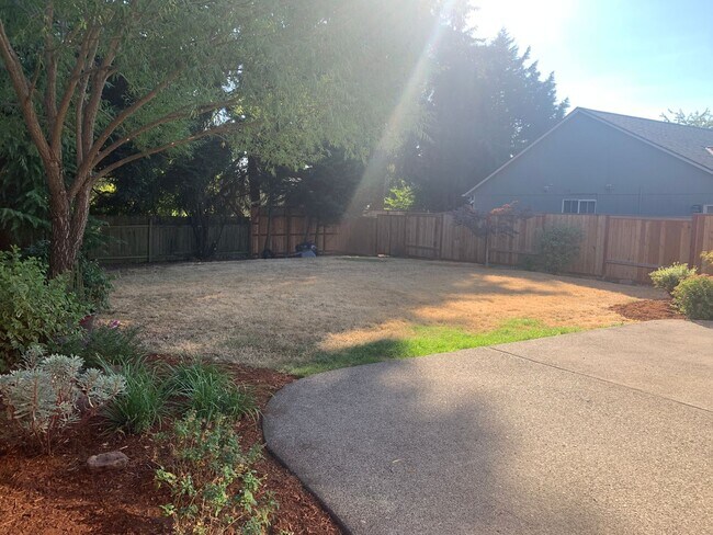 Building Photo - ***Newly Renovated Spacious and Bright 3 B...