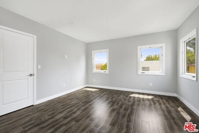 Building Photo - 1048-1050 Meadowbrook Ave