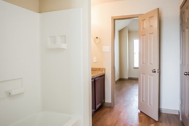 Building Photo - 5746 Kyle Cove Dr