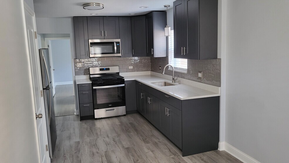 Kitchen - 2908 N Sayre Ave