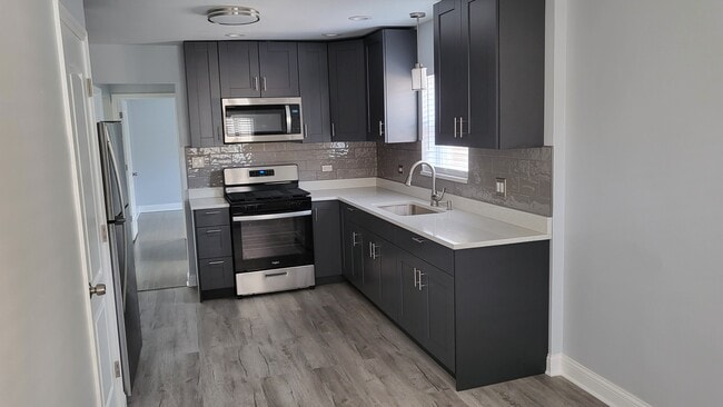 Kitchen - 2908 N Sayre Ave