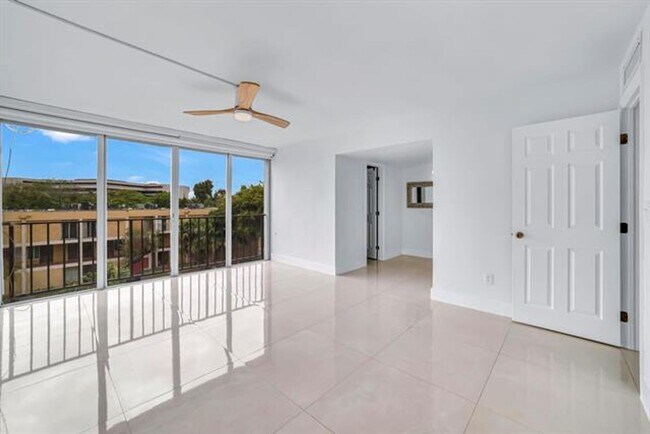 Building Photo - 9240 Fontainebleau Blvd
