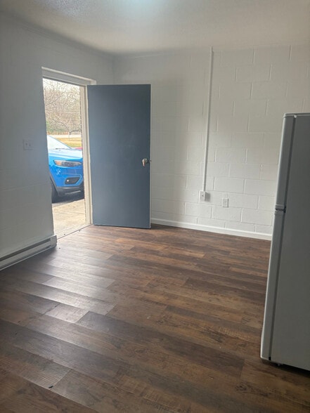 Primary Photo - 601 N Main St