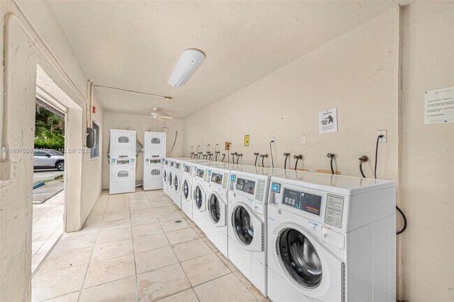 Building Photo - 6709 N Kendall Dr