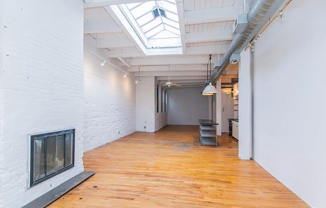 Building Photo - RAVENSWOOD - BEAUTIFUL AND LARGE LOFT FOR ...