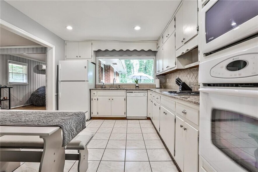 Building Photo - 1422 Lively Ridge Rd NE