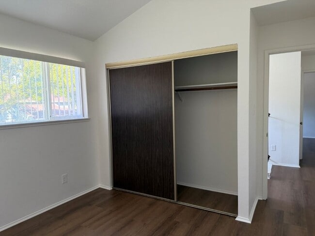 Building Photo - Updated Knollwood Condo with Community Pool