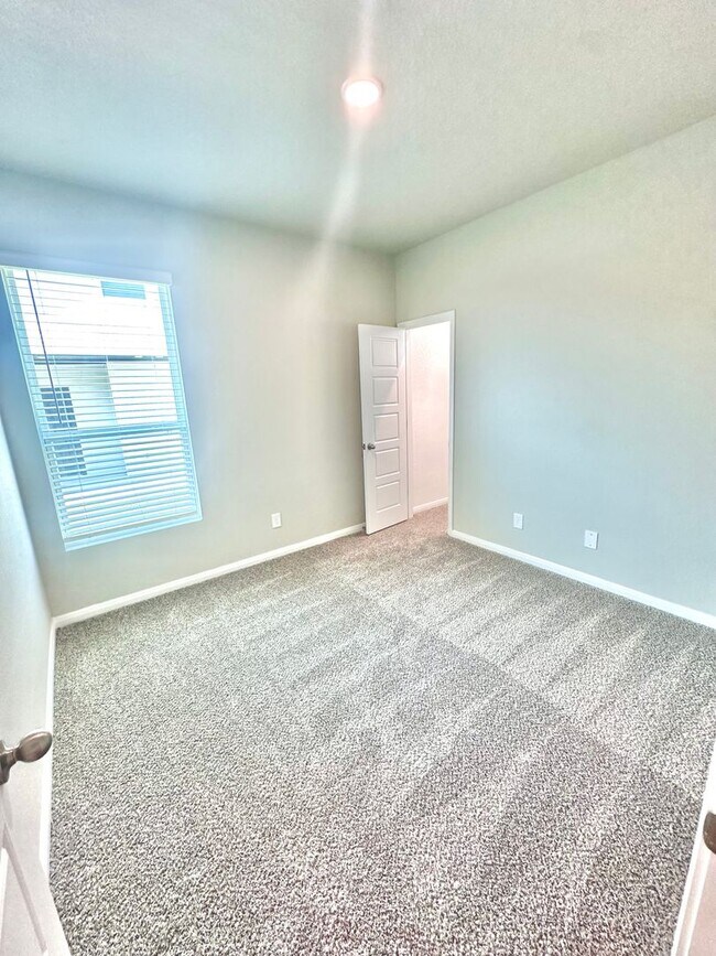 Building Photo - Luxury 3-Bed, 2-Bath Duplex in Buda!